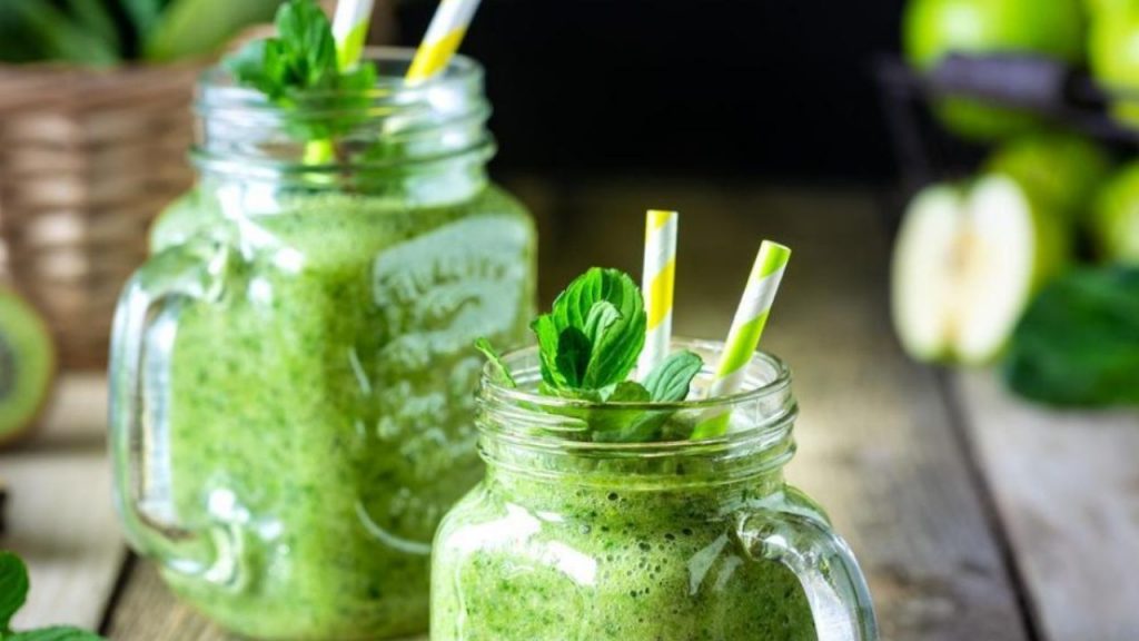 Los detox con batidos, ayunos o suplementos no limpian el cuerpo ni eliminan toxinas. La ciencia confirma que hígado y riñones ya hacen ese trabajo. Desmontamos los mitos del detox y los riesgos reales de estas modas.