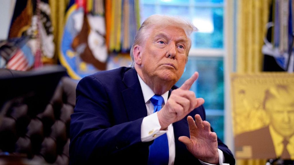 Donald Trump vuelve a agitar el escenario internacional al difundir en Truth Social una imagen manipulada de Wikipedia en la que se autoproclama “presidente interino de Venezuela”. Aunque el montaje es falso, el gesto refuerza una estrategia basada en desinformación visual, presión política y golpes de efecto. Trump combina amenazas veladas a Delcy Rodríguez, anuncios de cooperación energética y un relato triunfalista sobre la detención de Nicolás Maduro. Un episodio que reabre el debate sobre propaganda, credibilidad y el uso de la manipulación mediática como herramienta de poder en la política exterior de Estados Unidos.