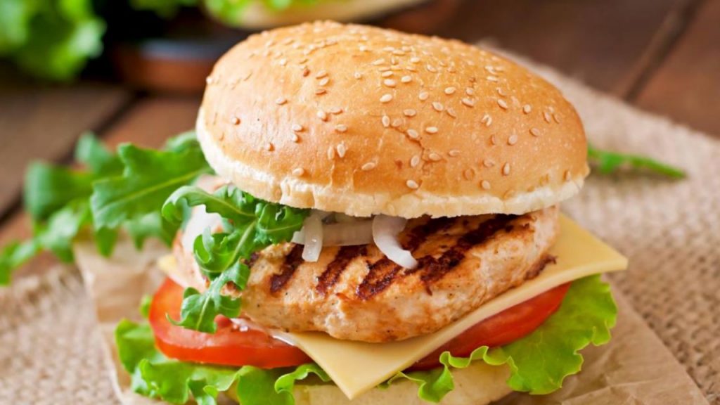 Hamburguesas caseras de pavo en airfryer, jugosas y bajas en grasa, ideales para meal prep y comidas saludables. Receta fácil y rápida lista en 22 minutos.
