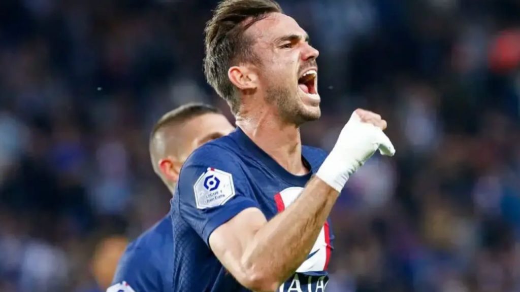 Fabián Ruiz renovará con el PSG hasta 2029 tras superar un inicio irregular, las dudas internas del club y las tentaciones del fútbol turco. Respaldado por Luis Enrique, el centrocampista andaluz se ha consolidado como pieza clave en París y en la selección española, confirmando una evolución silenciosa pero decisiva que refuerza tanto el proyecto del PSG como las aspiraciones de España a medio plazo.