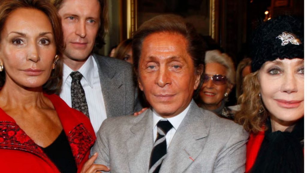 Valentino Garavani, icono de la alta costura y maestro del rojo, fallece a los 93 años dejando un legado eterno en la moda. Desde Jacqueline Kennedy hasta Audrey Hepburn, vistió a generaciones de mujeres con una elegancia clásica que trascendió tendencias y consolidó su nombre como símbolo universal de sofisticación y feminidad.