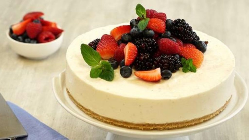 Cheesecake proteico sin horno, postre fitness cremoso y saciante, alto en proteína y fácil de preparar en pocos minutos.