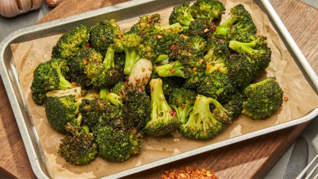 Brócoli crujiente en air fryer con especias, snack saludable y rápido, ideal como guarnición ligera o picoteo vegetal.