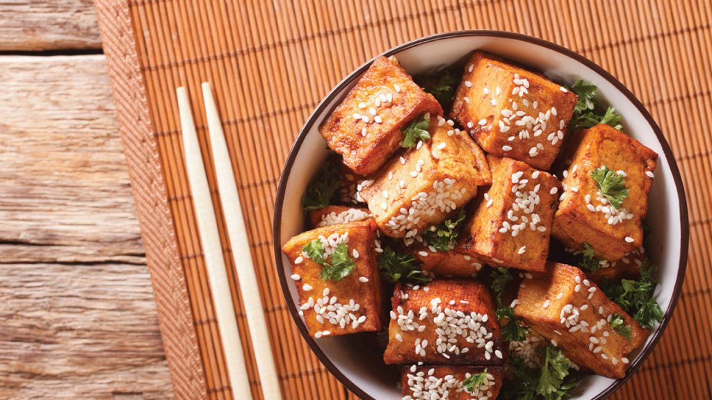 Tofu crujiente en airfryer con salsa de soja y sésamo