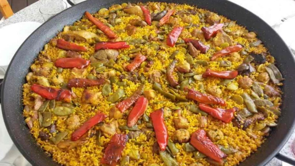 Paella valenciana tradicional paso a paso, con pollo, verduras y arroz en su punto. Receta española auténtica, lista en menos de una hora, perfecta para comidas familiares y para aprender la técnica clásica de la paella.