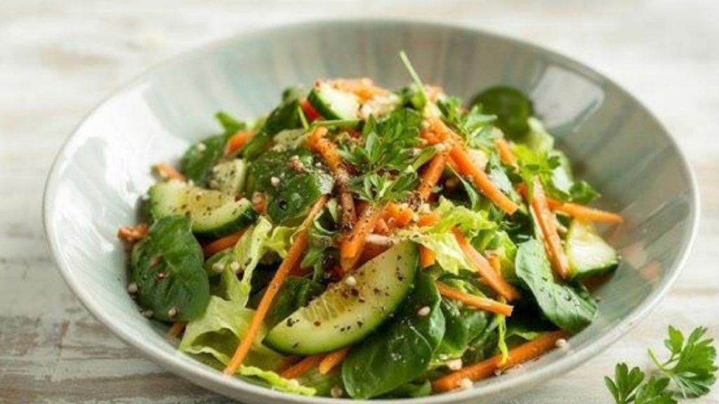 Bowl verde detox rápido y saludable con aguacate, espinacas y pepino. Rico en fibra, grasas saludables y nutrientes. Listo en 10 minutos, ideal para comidas ligeras, cenas saludables o alimentación equilibrada.