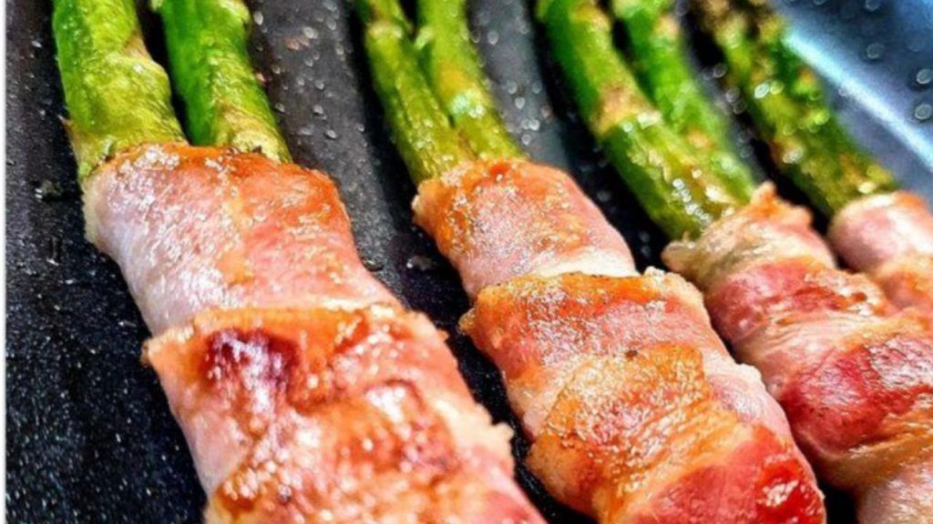 Espárragos salteados con bacon keto, una guarnición baja en carbohidratos, rápida y llena de sabor. Lista en 15 minutos, perfecta para acompañar carnes o como plato ligero y saciante.