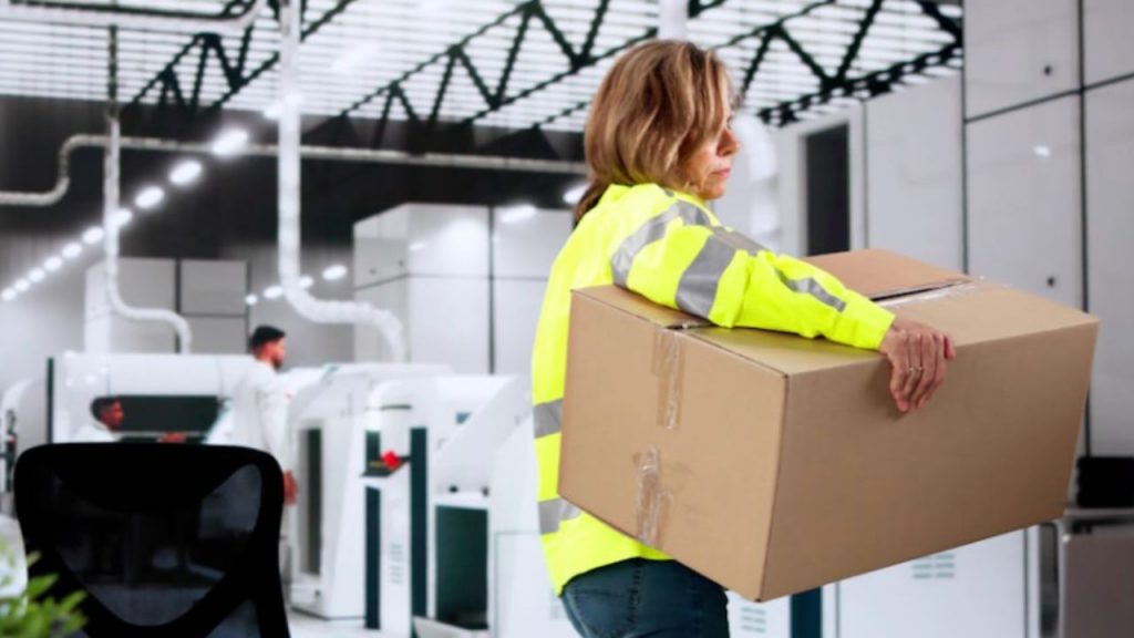 Las bajas voluntarias en España alcanzan cifras récord: más de 2,8 millones de dimisiones anuales y un aumento del 13% desde 2021. Expertos alertan sobre un mercado laboral tensionado y un futuro económico incierto.