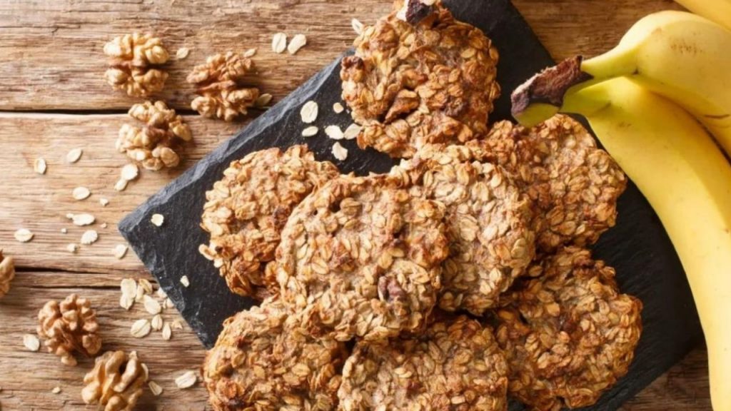 Galletas de avena y plátano sin azúcar añadida, fáciles y saludables, ideales para desayunos o snacks. Receta rápida lista en 17 minutos con solo dos ingredientes base.