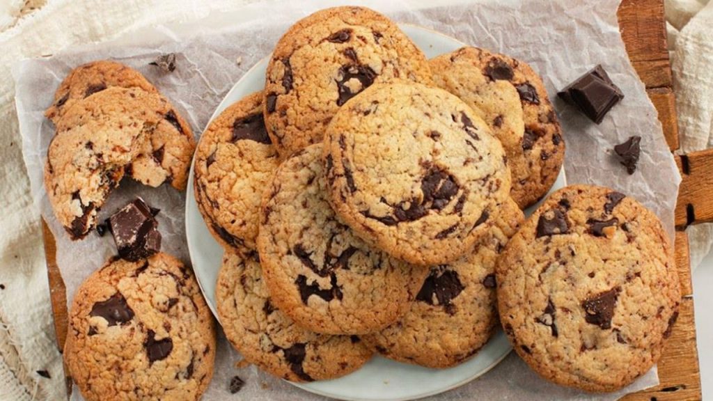 Chocolate Chip Cookies clásicas: crujientes por fuera, suaves por dentro y llenas de chocolate. Receta fácil de EE. UU., lista en 22 minutos, perfecta para merienda o snack.