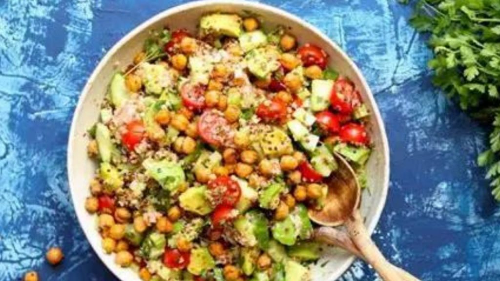Ensalada vegana de quinoa, aguacate y garbanzos: receta saludable y completa, rica en proteína vegetal, ideal para meal prep y comidas equilibradas listas en 30 minutos.