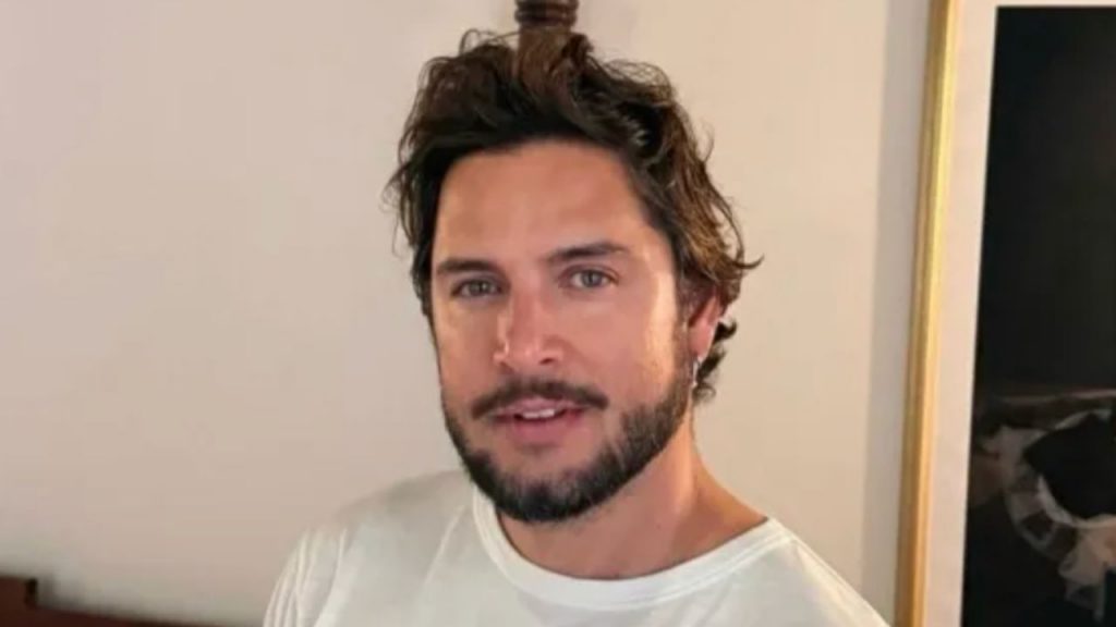 Manuel Carrasco expresa su dolor por la muerte de Pepi y Ana, madre e hija de Isla Cristina, fallecidas en el accidente ferroviario de Adamuz. El cantante traslada sus condolencias a la familia mientras Huelva decreta días de luto por una tragedia que ha conmocionado a toda España.