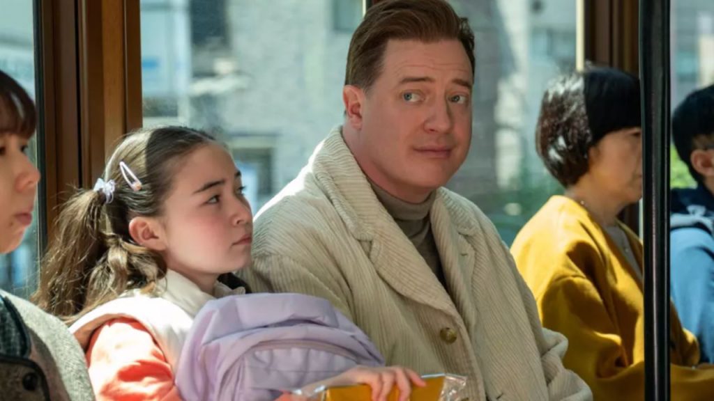 Brendan Fraser protagoniza Rental Family, una comedia dramática ambientada en Japón que explora el fenómeno real de las “familias de alquiler”. La película plantea un debate ético sobre la soledad, la mercantilización de los afectos y la búsqueda de conexiones humanas en una sociedad cada vez más individualista. Su estreno en España está previsto para el 9 de enero de 2025 y promete generar controversia más allá del entretenimiento.