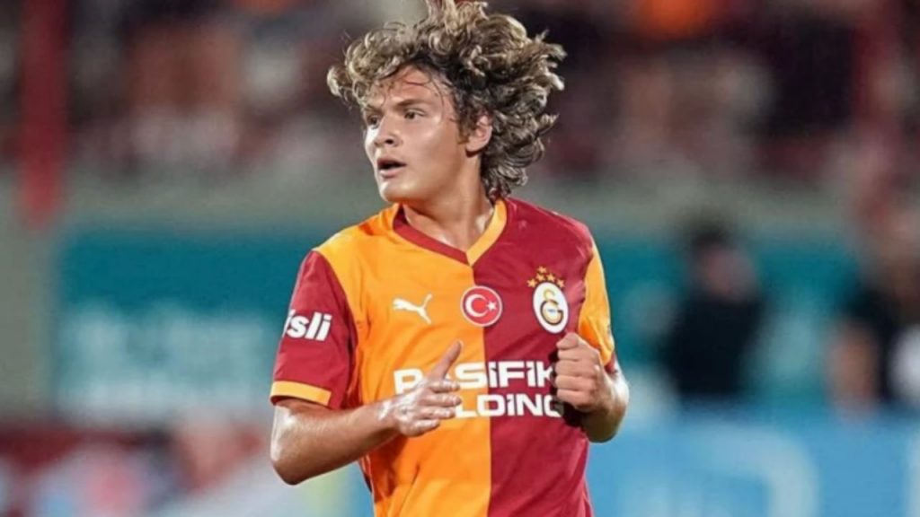 Efe Akman se ha convertido en la gran noticia del FC Andorra tras su actuación frente a la Cultural Leonesa. El mediocentro turco de 19 años, frenado durante meses por problemas burocráticos, ha encontrado continuidad con la llegada de Carles Manso y ha devuelto al equipo identidad, control y criterio en el centro del campo. Su caso reabre el debate sobre cómo la burocracia y la política migratoria pueden lastrar el rendimiento deportivo, mientras el Andorra sigue mostrando carencias en los últimos metros pese al crecimiento futbolístico liderado por Akman.