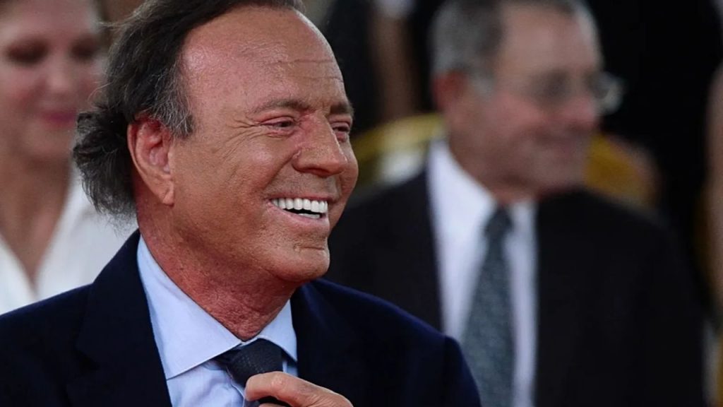 Exempleadas acusan a Julio Iglesias de agresiones sexuales y acoso en sus mansiones. La investigación de elDiario.es y Univisión revela un patrón de abuso y un entorno laboral tóxico que exige respuesta.