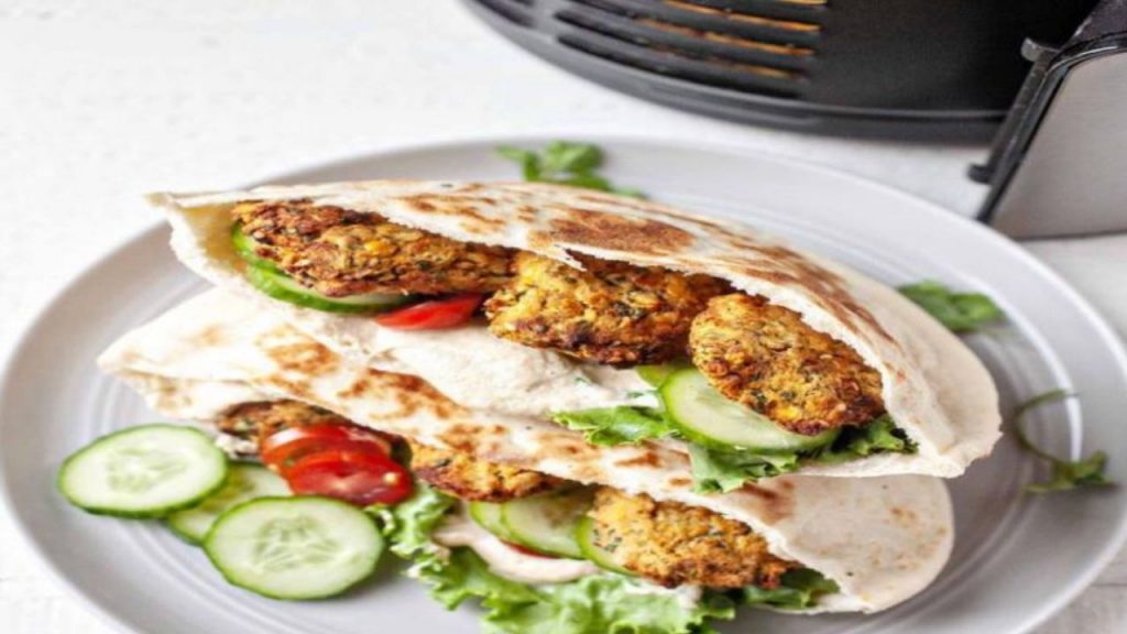 Falafel crujiente en air fryer, dorado por fuera y tierno por dentro, con menos grasa que la versión frita. Receta vegetal fácil, ideal para wraps, bowls veganos o meal prep saludable, inspirada en la cocina de Oriente Medio.