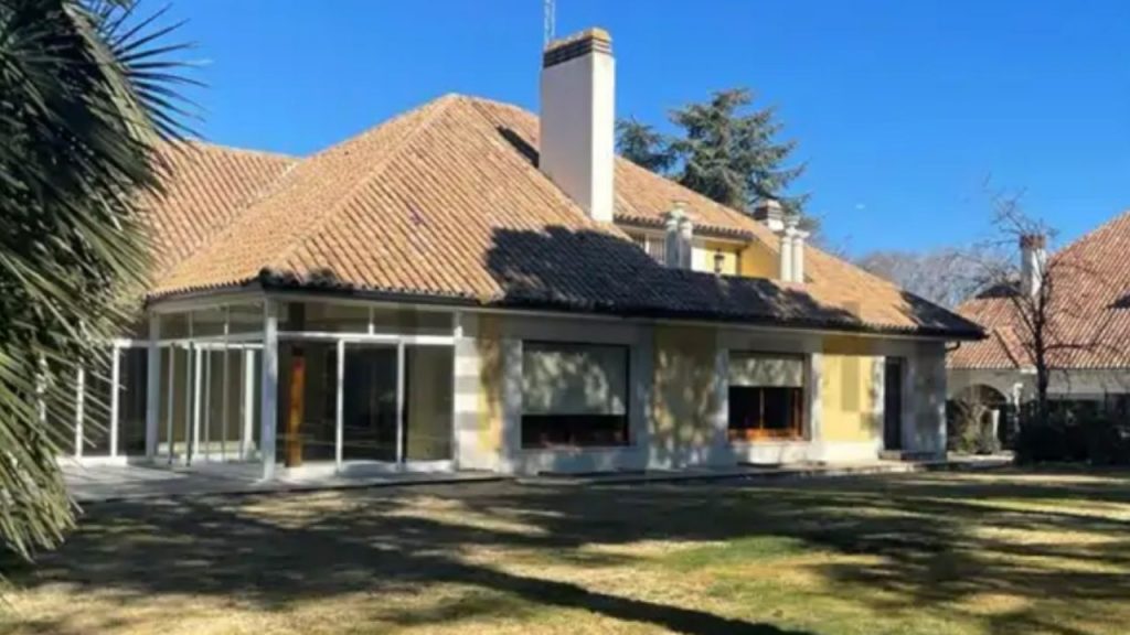 La mítica residencia de Rocío Jurado en La Moraleja, conocida como Montealto, ha sido reformada por completo y puesta a la venta por 12 millones de euros. El emblemático chalet, cargado de historia personal y cultural, ha sido transformado en una vivienda de lujo de estética moderna que apenas conserva elementos originales. Cambios como la sustitución del tablao flamenco por una sala de cine o de la escalera de mármol por una de cristal han generado debate sobre la pérdida de identidad y memoria de uno de los espacios más simbólicos de la artista.