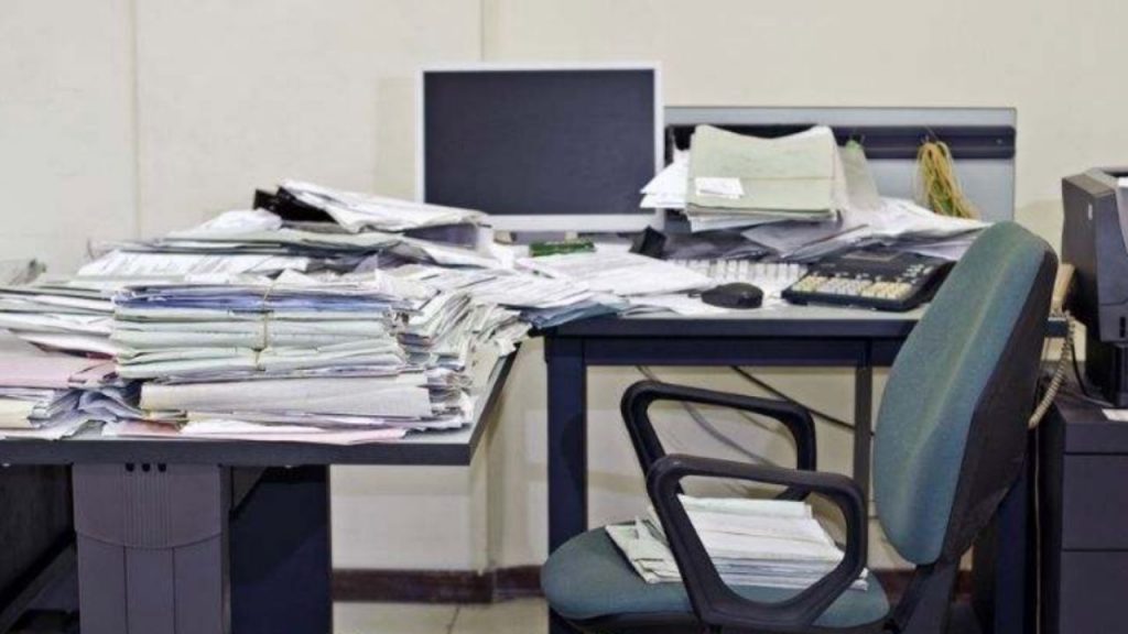 Analizamos la brecha entre salario y trabajo en España: absentismo laboral, costes de bajas médicas y la falta de medidas del Gobierno para garantizar productividad y responsabilidad laboral.