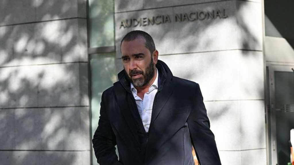 Víctor de Aldama declara ante la Audiencia Nacional por el presunto fraude millonario de IVA en hidrocarburos vinculado a Villafuel, en una causa que salpica a empresarios, licencias energéticas y contactos en entornos políticos.