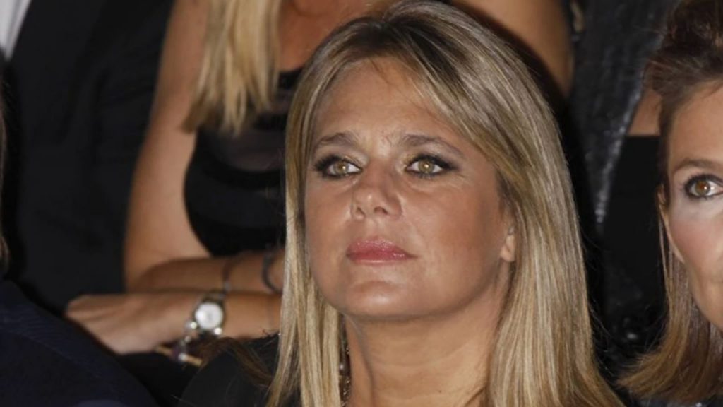 La vida de Isabel Sartorius, vinculada en su juventud a la monarquía española, estuvo marcada por sacrificios personales y un papel discreto que hoy se interpreta como reflejo de las renuncias y sombras que rodean a ciertas figuras femeninas cercanas al poder.