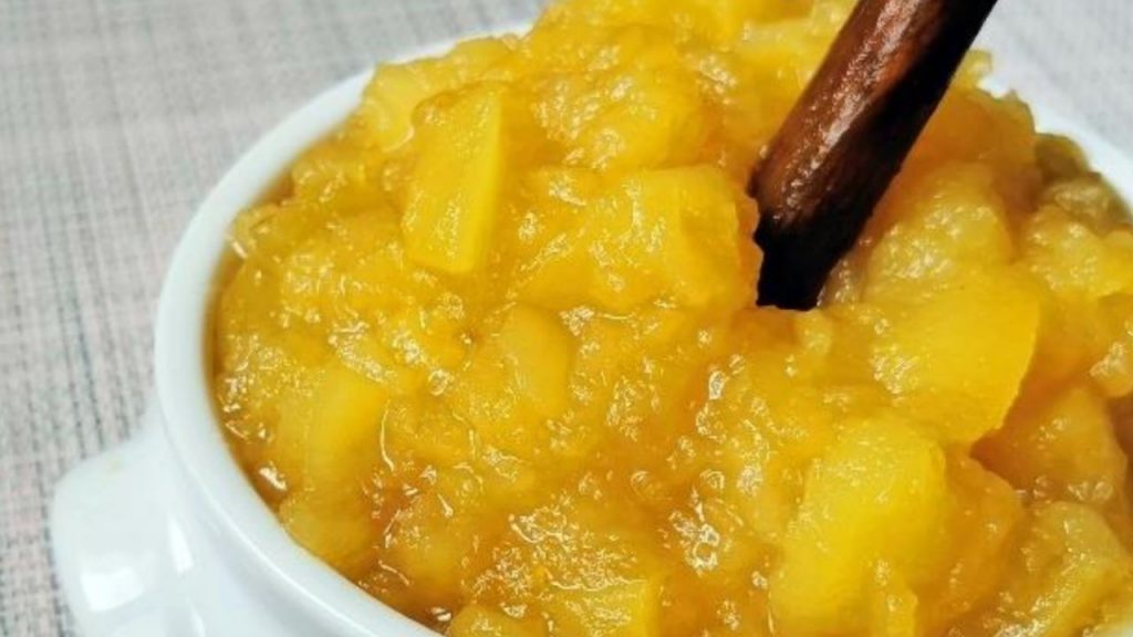 Compota rápida de frutas maduras, fácil y saludable, ideal para aprovechar fruta muy madura sin azúcar añadido. Lista en solo 15 minutos, perfecta como postre ligero, topping de yogur o relleno de tartas. Receta anti-desperdicio sencilla y aromática.