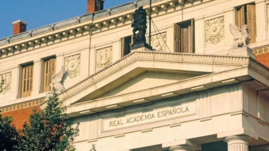 La RAE aclara por qué "bíceps" lleva tilde pese a terminar en "s": no acaba solo en "s", sino en el grupo consonántico "ps", lo que obliga a marcar la sílaba tónica. Este caso muestra la excepción a la regla general de acentuación de palabras llanas y evita errores de pronunciación.