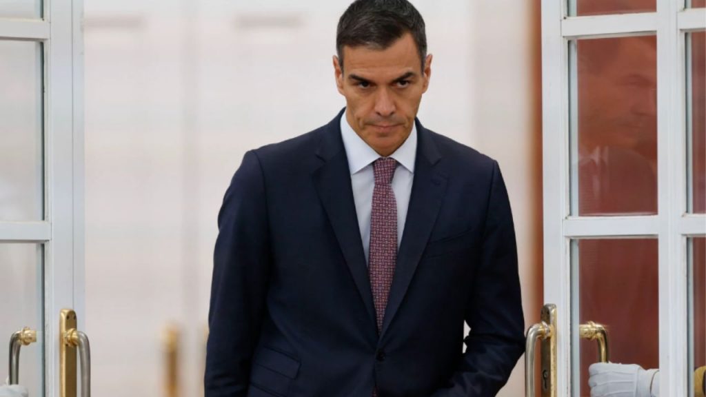 España cerró 2025 con la inflación más alta de Europa, pese al discurso triunfalista del Gobierno de Pedro Sánchez. Con un IPC medio del 2,7%, alimentos al alza y una inflación subyacente persistente, las familias pierden poder adquisitivo mientras países como Francia, Italia o Alemania registran cifras muy inferiores. Un escenario que cuestiona la gestión económica y la falta de medidas eficaces para contener el encarecimiento del coste de la vida.