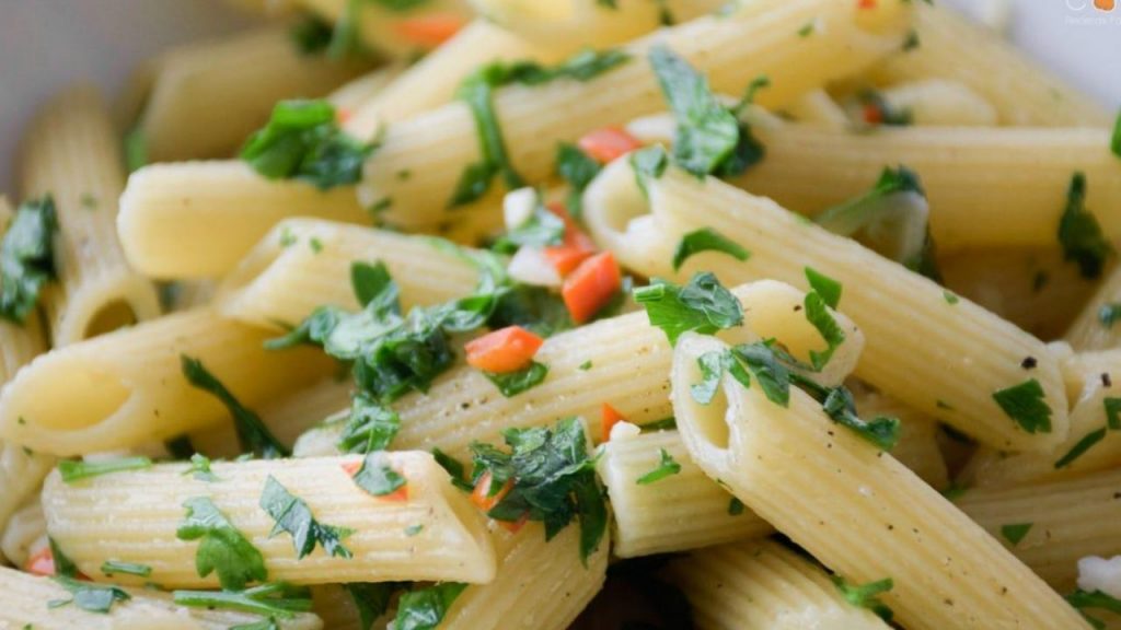 Pasta express al ajo y perejil, receta rápida y económica lista en solo 12 minutos. Ideal para comidas improvisadas con ingredientes básicos y mucho sabor mediterráneo.