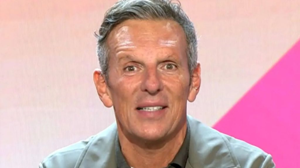 Joaquín Prat, a sus más de 50 años, responde con humor y firmeza a las críticas por su próxima paternidad junto a Alexia Pla. El presentador de Mediaset describe este embarazo como una “bendición de Dios” y reafirma su energía y compromiso para afrontar la paternidad en esta etapa de su vida, defendiendo su derecho a ser feliz y celebrar la llegada de su segundo hijo.