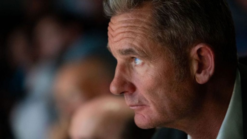 Iñaki Urdangarín vuelve a la atención mediática con su autobiografía, abordando su vida familiar y experiencia tras la cárcel, mientras persisten las dudas sobre su controvertida gestión financiera.