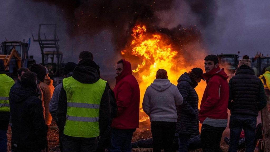 Los agricultores levantan parcialmente los bloqueos en Irún y Tarragona tras días de protestas contra el acuerdo UE-Mercosur, aunque mantienen cortes en Girona, Ourense y la A-1. La movilización busca cláusulas de salvaguarda y apoyo económico frente a la competencia de productos sudamericanos, mientras el Govern y el Gobierno central negocian soluciones ante la creciente tensión en el sector agrario.