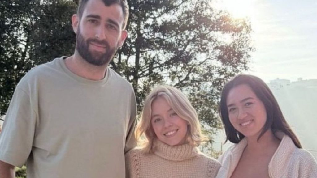 Sydney Sweeney recibe críticas tras reunirse con supervivientes de ataques de Hamás. La actriz, protagonista de La asistenta, enfrenta un aluvión de ataques que mezclan antisemitismo y machismo, afectando su imagen pública y generando debate sobre el activismo en Hollywood.