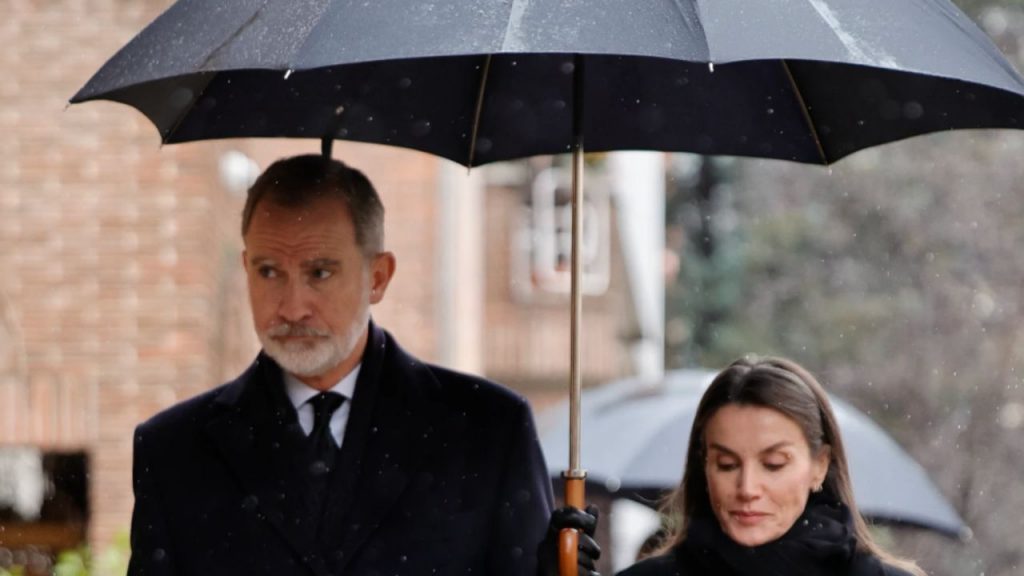 Los Reyes de España adelantan su regreso de Atenas para mostrar apoyo a las víctimas del accidente ferroviario en Adamuz, que dejó al menos 39 fallecidos y más de 100 heridos. Don Felipe y Doña Letizia contactan con autoridades y priorizan acompañar a las familias en un gesto de solidaridad y responsabilidad institucional.