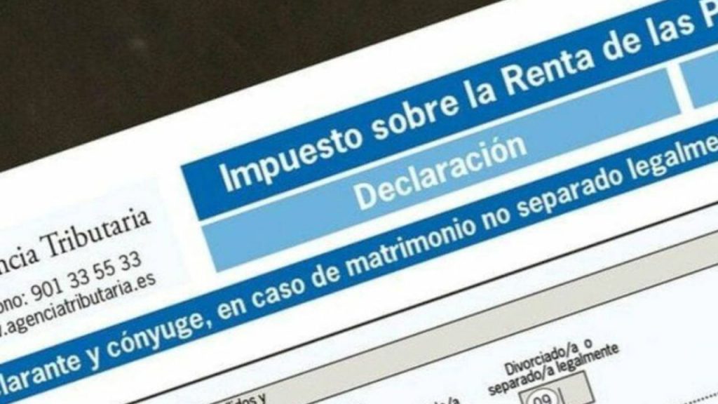 El Gobierno propone que las comunidades autónomas gestionen el 55% del IRPF y el 56,5% del IVA, generando polémica por el posible trato preferencial a Cataluña y críticas de otras regiones.