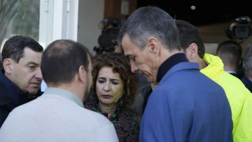 El Gobierno de Sánchez intenta suavizar críticas tras la tragedia en Adamuz, mientras crece el descontento por la gestión de la red ferroviaria y la falta de transparencia de Óscar Puente.