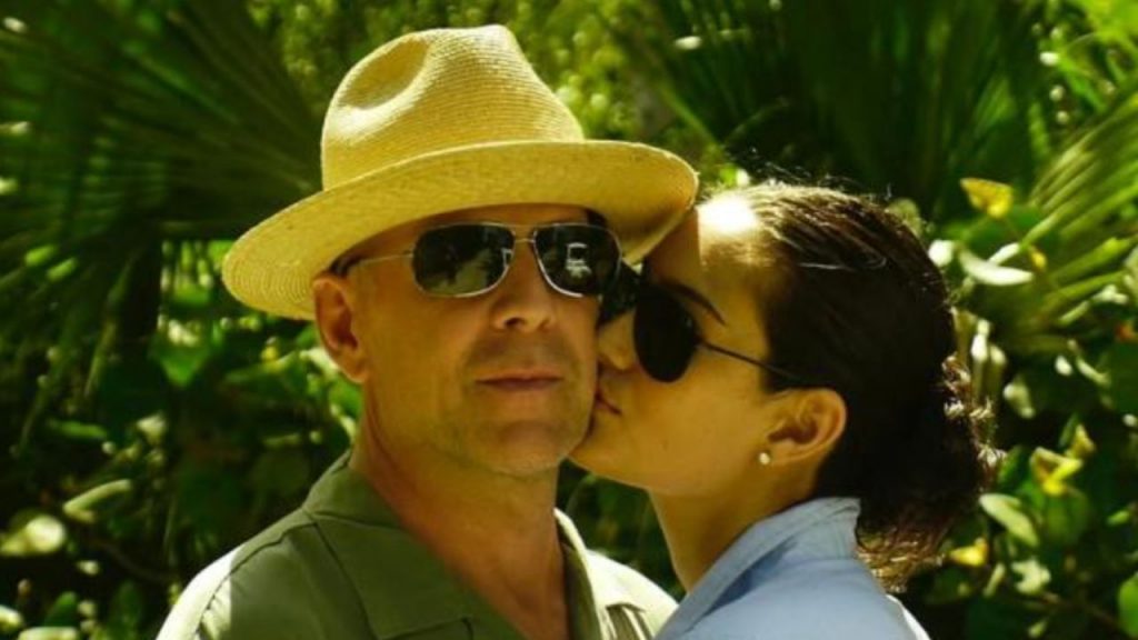 Emma Heming, esposa de Bruce Willis, genera preocupación entre los fans tras usar el pasado al hablar de su marido, afectado por afasia y demencia frontotemporal. Aunque el actor sigue vivo, su enfermedad limita su vida diaria y lo mantiene alejado del público. Heming aclara la situación mientras la familia busca crear conciencia sobre esta enfermedad cruel.