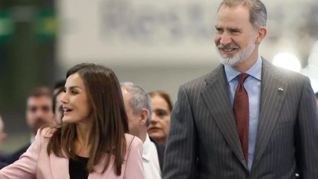 Los reyes Felipe VI y doña Letizia inauguran Fitur 2026 tras el accidente de Adamuz, con un minuto de silencio por las víctimas; la feria reúne a 10.000 empresas de 161 países en un contexto marcado por el luto y la controversia.