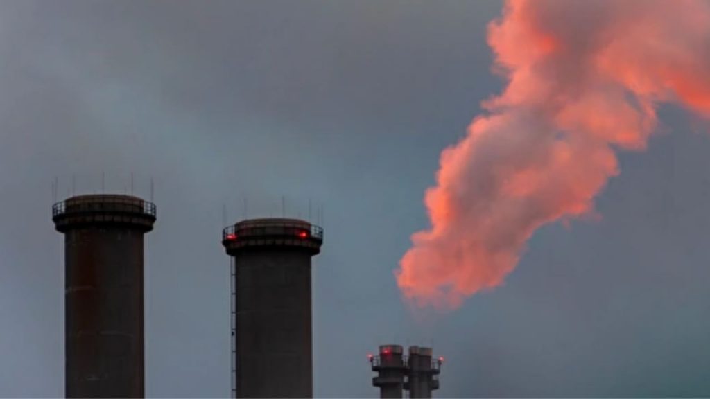 Canarias enfrenta la paradoja de la transición ecológica: mientras promete energía 100% renovable, sigue usando centrales de gasoil por falta de planificación e inversión, revelando un fracaso en la política energética.