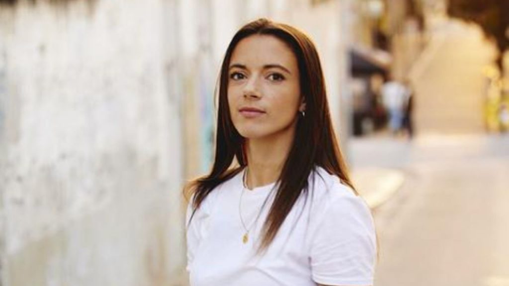 Aitana Bonmatí, estrella del FC Barcelona femenino, se pronuncia sobre su sexualidad por primera vez y genera revuelo en redes sociales. La jugadora también comparte intereses personales y reflexiona sobre su recuperación tras fractura de peroné.