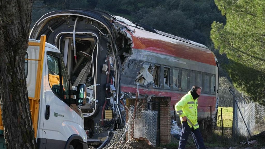 Los audios del accidente de Adamuz revelan cinco minutos de caos y comunicaciones cruzadas entre Adif y Renfe, exponiendo fallos operativos y retrasos críticos que agravaron la tragedia con 45 muertos y decenas de heridos.