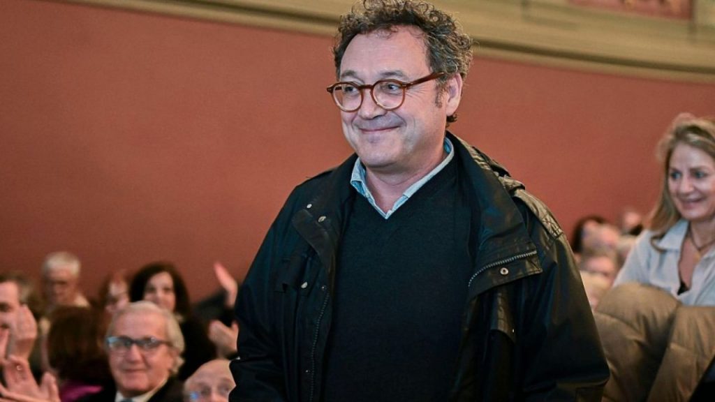 Álvaro García Ortiz paga la multa de 7 200 € impuesta por el Supremo por revelación de datos, respaldado por la UPF. La sanción se ingresa en el Tesoro y se tramita la indemnización al denunciante, mientras persisten debates políticos y jurídicos sobre el caso.