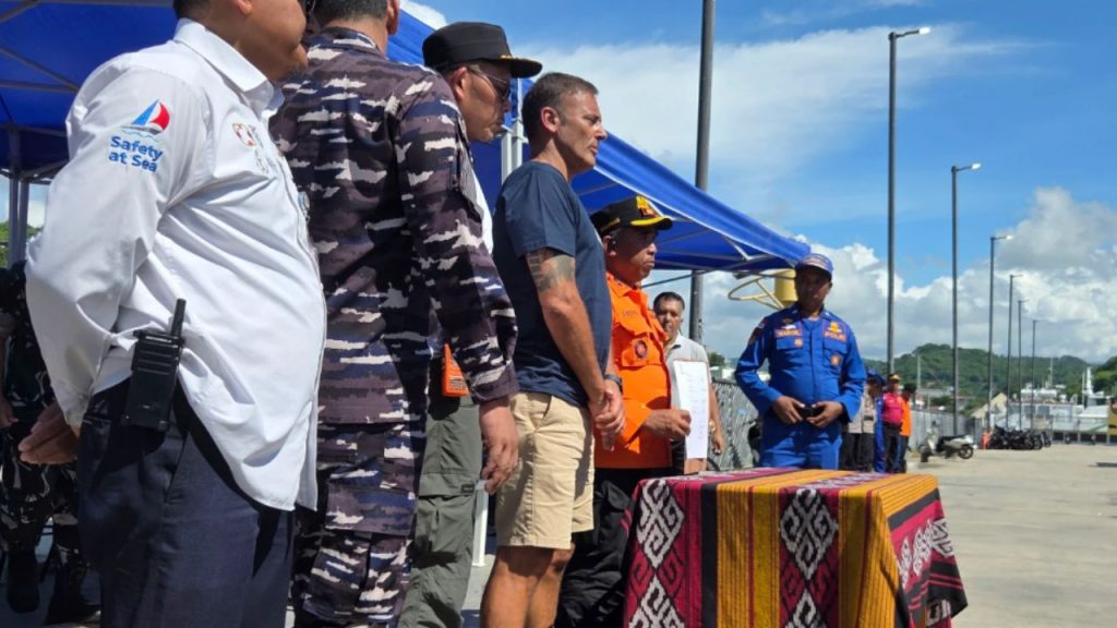 Andrea Ortuño, superviviente valenciana del naufragio en Indonesia, regresa a Valencia tras perder a su hija, su esposo y otros familiares. En un emotivo mensaje, pide honrar a los fallecidos y refleja su duelo mientras las autoridades indonesias investigan posibles negligencias en el accidente.