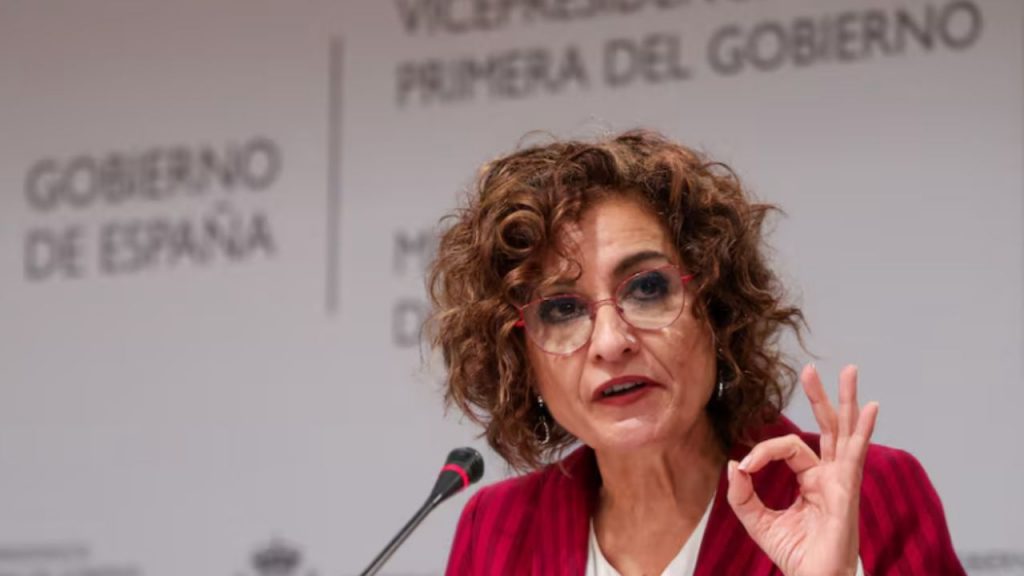 María Jesús Montero presenta en el CPFF su plan de financiación autonómica, con 21 000 millones adicionales y cesión de impuestos. El diseño genera tensión: PP y barones socialistas critican privilegios a Cataluña y alianzas políticas.