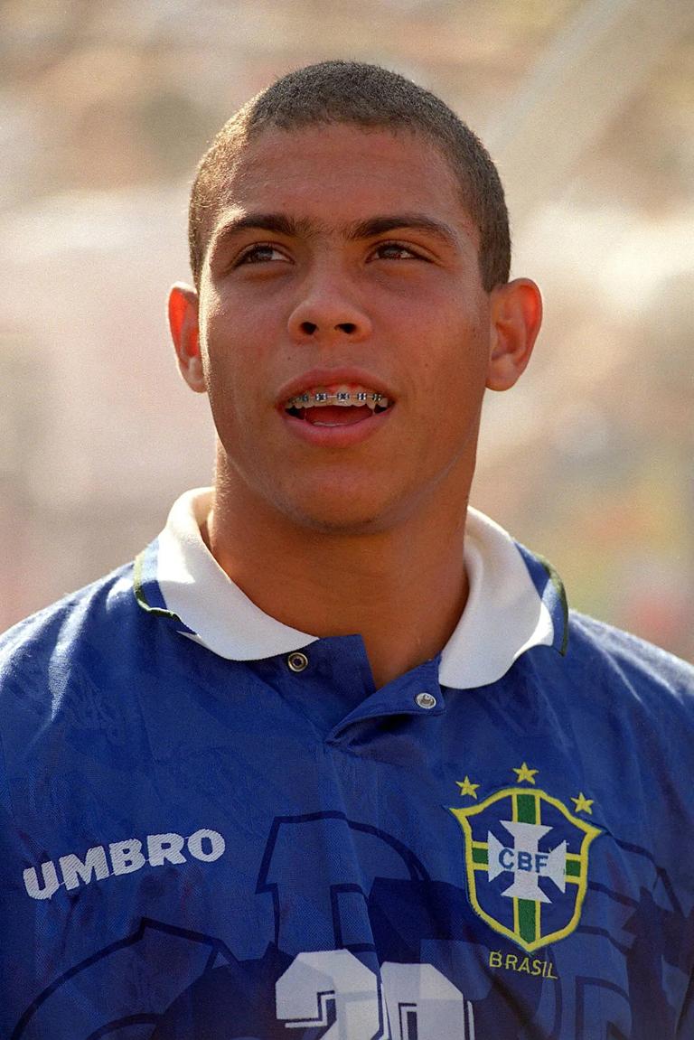 Bildnummer: 01605918 Datum: 13.07.1994 Copyright: imago/Colorsport Ronaldo (Brasilien) - PUBLICATIONxINxGERxSUIxAUTxHUNxUSAxONLY; Vdia, hoch, Nationalhymne, Hymne, Spange, Zahnspange Weltmeisterschaft 1994, Nationalmannschaft, Nationalteam, Nationaltrikot, Länderspiel, Halbfinale Los Angeles, Pasadena Fußball WM Herren Mannschaft Porträt Randmotiv Personen