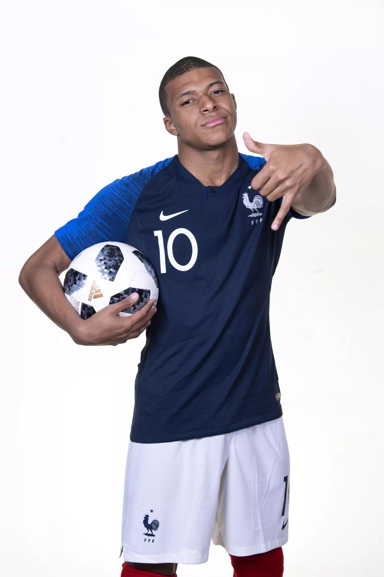 MOSCÚ, RUSIA - 11 DE JUNIO: Kylian Mbappé, de Francia, posa para un retrato durante la sesión oficial de retratos de la Copa Mundial de la FIFA 2018 en el Hotel del Equipo el 11 de junio de 2018 en Moscú, Rusia. (Foto de Laurence Griffiths - FIFA/FIFA vía Getty Images)