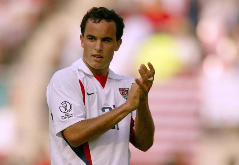 Bildnummer: 00546771 Datum: 17.06.2002 Copyright: imago/Camera 4 Landon Donovan (EE.UU.) gibt Beifall; Vdig, quer, close, klatschen, applaudieren, Applaus Weltmeisterschaft 2002, Länderspiel, Achtelfinale, Nationalmannschaft, Nationalteam, Nationaltrikot Jeonju WorldCupStadium Fußball WM Herren Mannschaft Südkorea Einzelbild optimistisch Aktion Personen