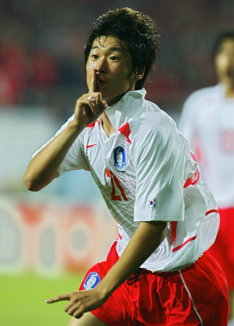 INCHEON, REPÚBLICA DE COREA: El coreano Park Ji Sung celebra su gol en el minuto 71, el 14 de junio de 2002, en el Estadio Munhak de Incheon, antes del partido de la primera ronda del Grupo D entre Portugal y Corea del Sur en la Copa Mundial de la FIFA Corea/Japón 2002. Corea lidera a Portugal 1-0. AFP PHOTO/GREG WOOD (Crédito de la foto: GREG WOOD/AFP vía Getty Images)