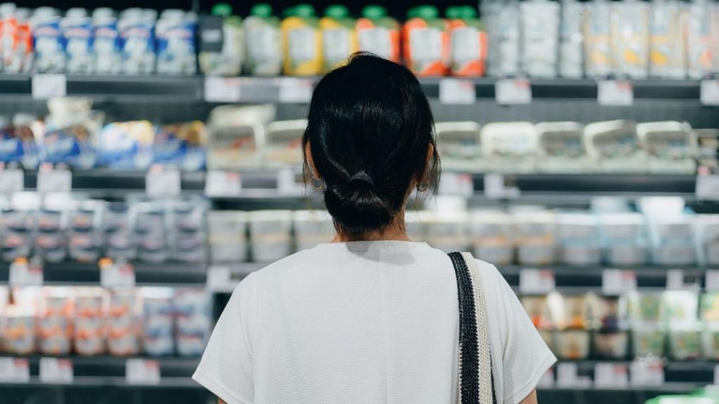 La patronal de supermercados pide suprimir el ticket en papel salvo petición del cliente, abriendo debate entre ahorro, ecología y derechos del consumidor.