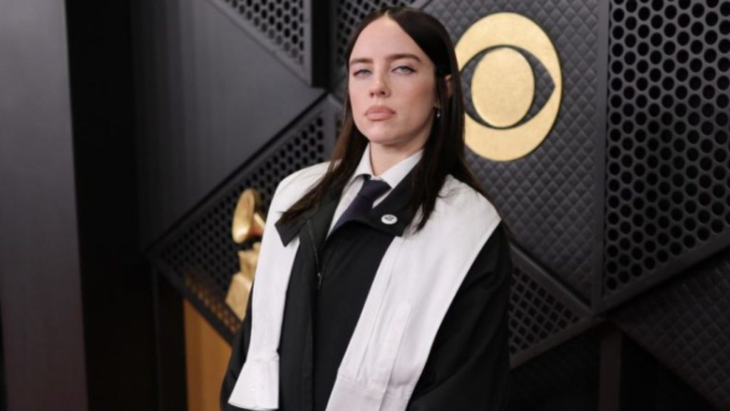Billie Eilish defiende causas sociales y se opone al capitalismo, pero su lujoso estilo de vida y contratos lucrativos generan polémica.