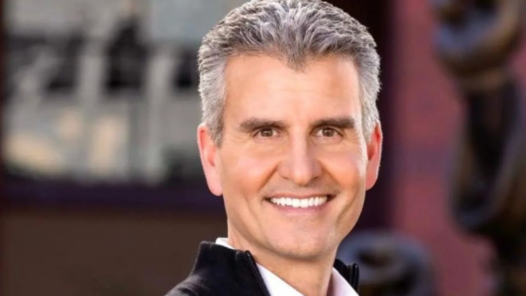 The Walt Disney Company nombra a Josh D’Amaro como nuevo CEO tras Bob Iger. Con 28 años en Disney y al frente de Experiencias, liderará la compañía desde el 18 de marzo de 2026.